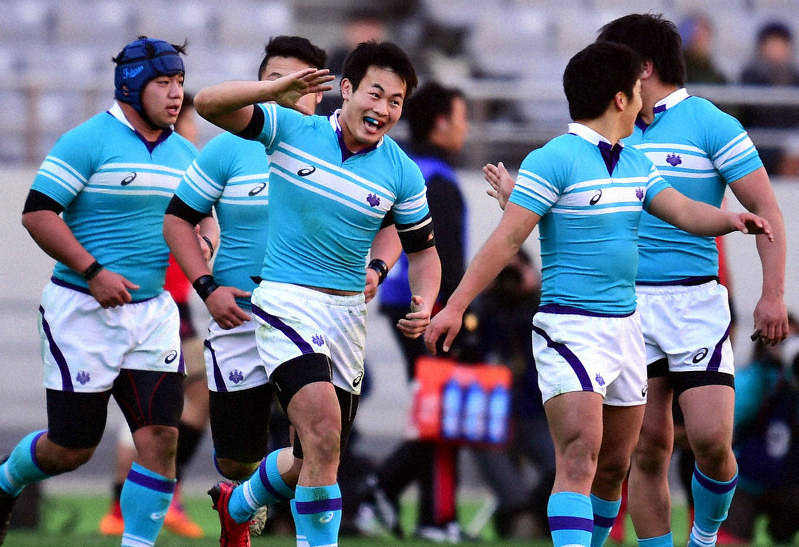 筑波大時代の福岡堅樹選手。全国大学選手権でトライを決め、笑顔を見せた=東京・味の素スタジアムで2015年1月