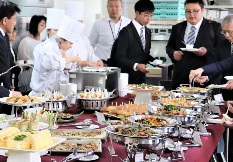 2019年11月にあったコンテスト料理の完成披露会=延岡学園高提供