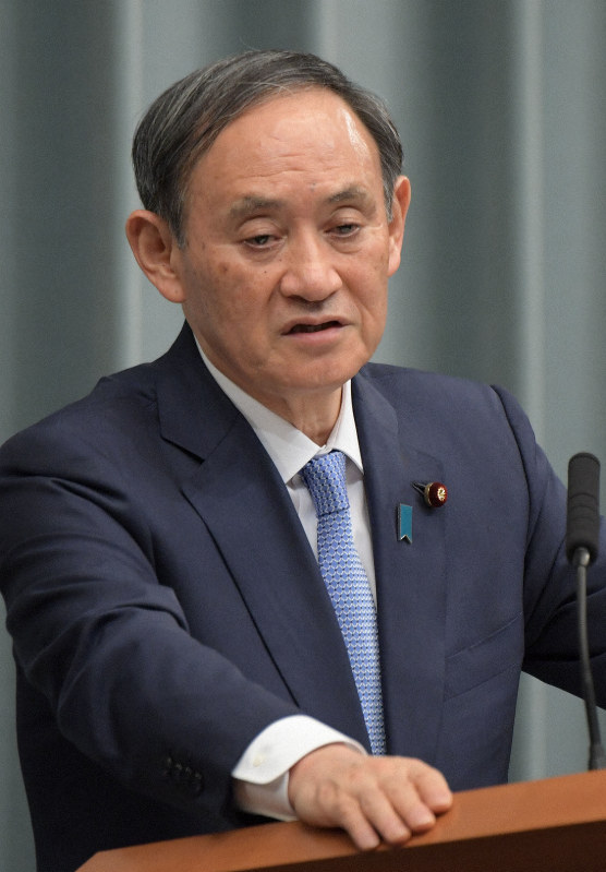 記者会見で質問に答える菅義偉官房長官=首相官邸で2020年1月9日、川田雅浩撮影