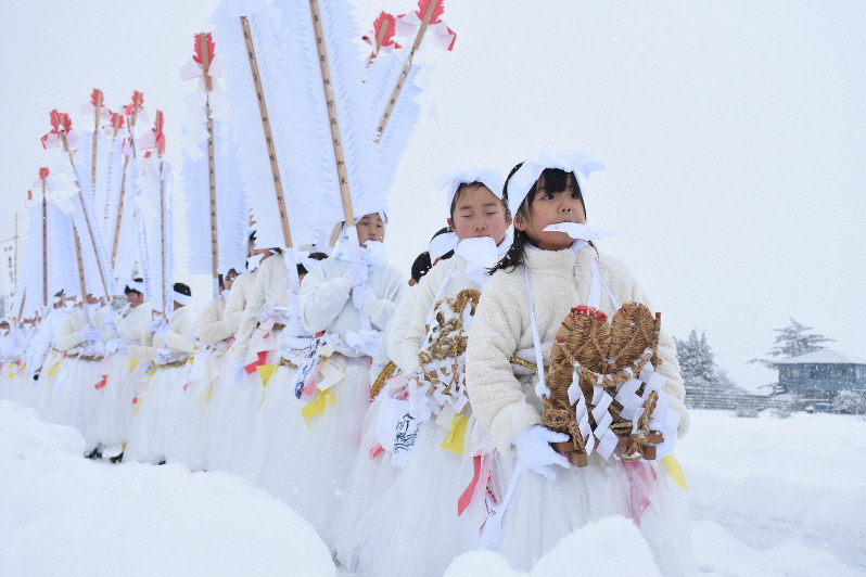 雪に負けるな 真っ赤なほっぺで8キロ完歩 岩手・平笠裸参り | 毎日新聞