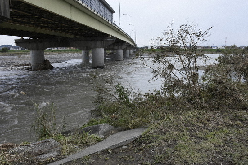 台風19号で流された路上生活者とみられる男性の遺体が見つかった多摩川左岸の河川敷周辺=東京都国立市で2019年10月17日、安達恒太郎撮影