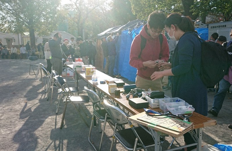 路上生活者向けの医療相談会の準備をするボランティアら=東京都台東区で2019年11月、塩田彩撮影