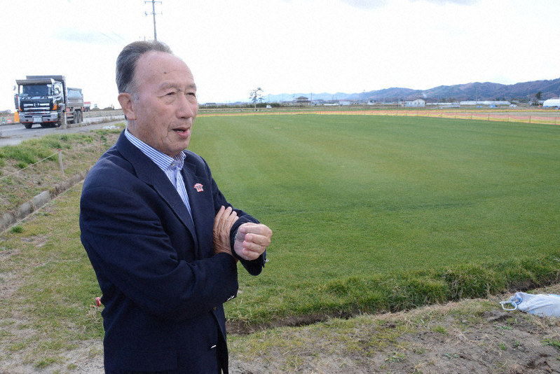 被災地で「復興芝生」の生産に取り組む大坪征一さん=宮城県山元町で