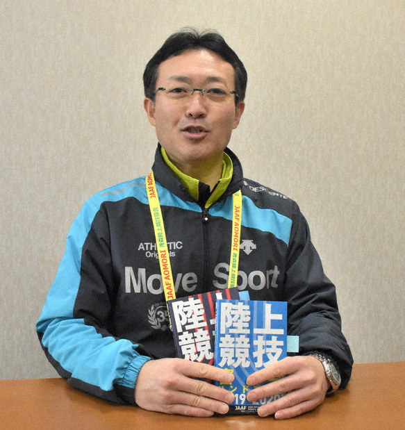 陸上競技のルールブックを手に東京五輪・パラリンピックへの思いを語る藤村徳寿さん=青森工業高で