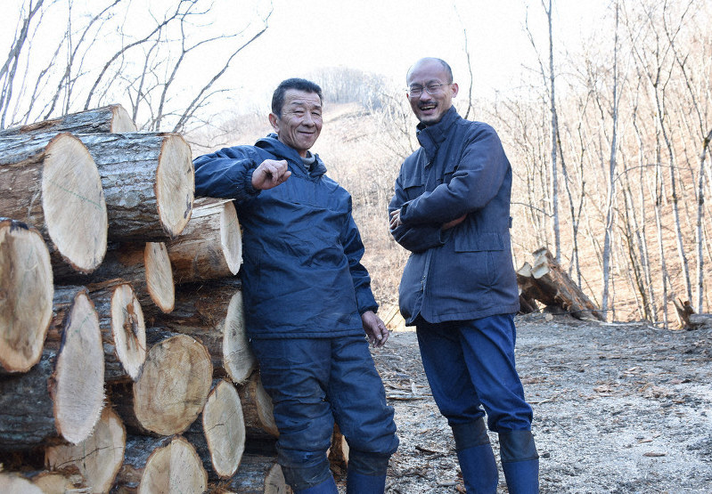 木材の提供に尽力した松永さん(右)と佐藤さん=岩手県岩泉町の山林で