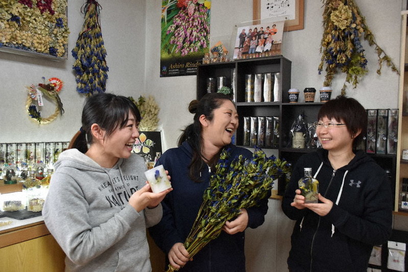 「花っ娘」の宮野亜由美さん(中央)。「作る人が笑顔なら、お客さんもうれしいと思う」と話す。東京五輪では、生産したリンドウを受け取るメダリストの笑顔が見られるかもしれない=岩手県八幡平市の工房で