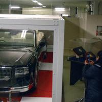 「祝賀御列の儀」のパレードで両陛下が乗られたオープンカー＝京都市上京区の京都迎賓館で、大川泰弘撮影