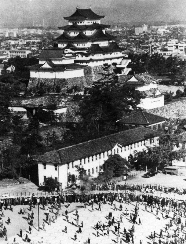 名古屋城の一角にある愛知県体育館前を走る聖火ランナー=名古屋市で1964年10月3日、本社ヘリ「かもめ号」から