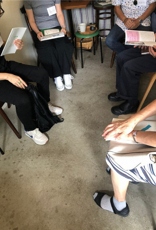 一条さんが創刊した「かいごマガジン そこここ」の読者たち。カフェに集い、それぞれの介護の悩みを語り合う=一条さん提供