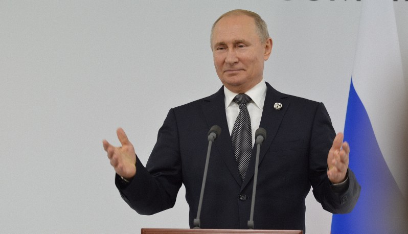 4年半の任期を残しながらプーチン露大統領の進退への関心が高まっている=大阪で2019年6月、大前仁撮影