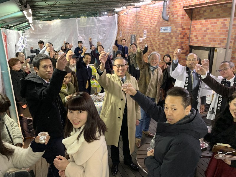 東京都千代田区のオフィス街で、佐賀市の産品をさかなに約50人が盛り上がった「ちよだいちば」のちょい飲みイベント=2019年12月13日、ちよだいちば提供