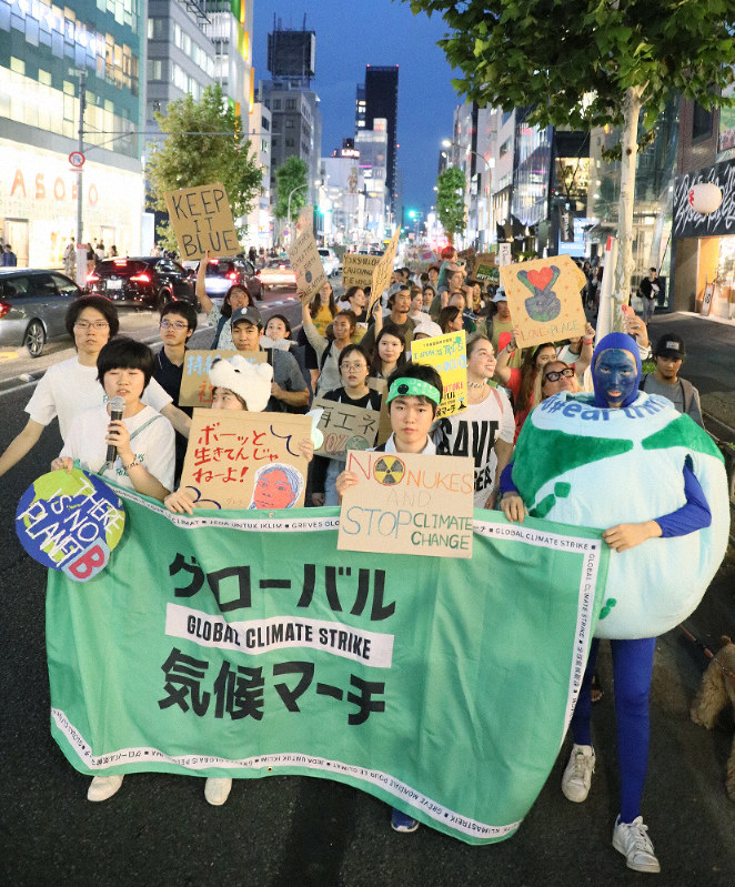 気候変動対策の強化を求めてデモ行進する大学生ら=東京都渋谷区で2019年9月20日午後6時3分、吉田航太撮影