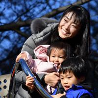 休日を長男の尹羚央ちゃん（手前）、長女の尹琉花ちゃん（中央）と過ごす尹玲花さん＝東京都港区で２０１９年１２月２９日、大西岳彦撮影