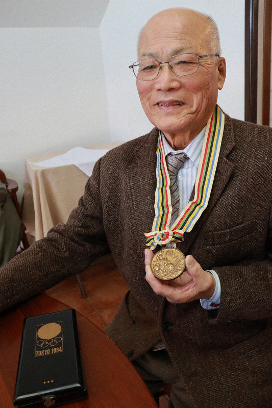 獲得した銅メダルを手に、当時の様子を思い出す金義泰さん=天理市内で、稲生陽撮影