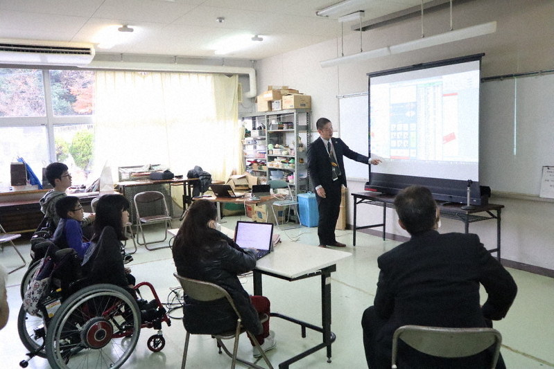 「会社に行かない働き方」について授業を受ける生徒ら=明日香村の県立明日香養護学校で、高橋智子撮影