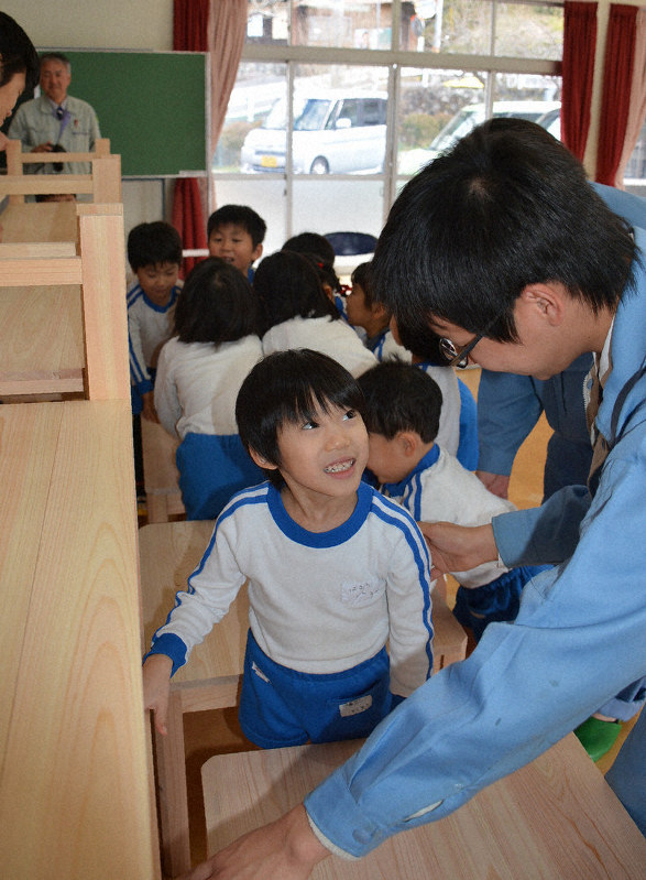 吉野高の生徒から机と棚を贈呈され、喜ぶよしのこども園の園児ら=吉野町で、萱原健一撮影