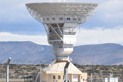 中国が運用する宇宙探査研究センターの巨大アンテナ＝アルゼンチン中部ラスラハス郊外で２０１９年10月、山本太一撮影