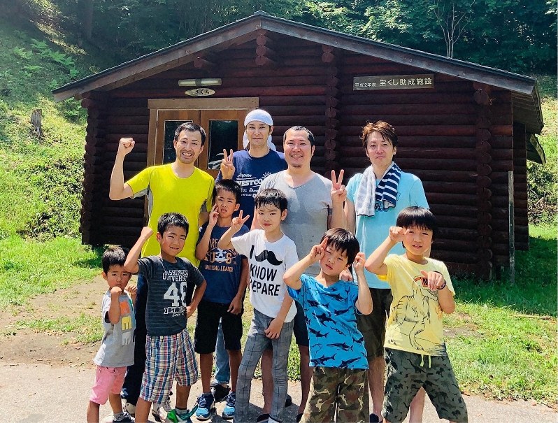 北海道北見市で親子ワーケーションを楽しむ渡部さん(後列左から2人目)父子と社員父子=渡部さん提供