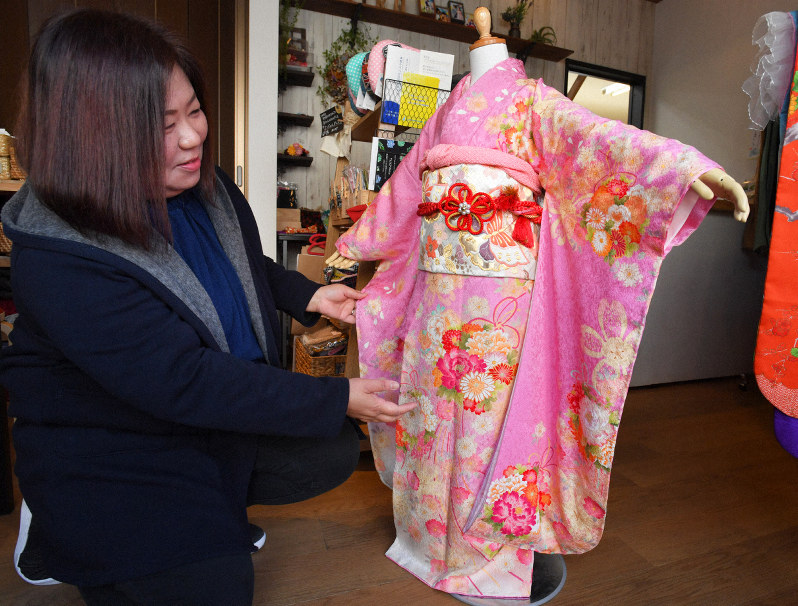 亡くなった長女胡桃さんのためにあつらえた振り袖に目を細める松崎久美子さん=熊本市東区で2019年12月20日、森園道子撮影
