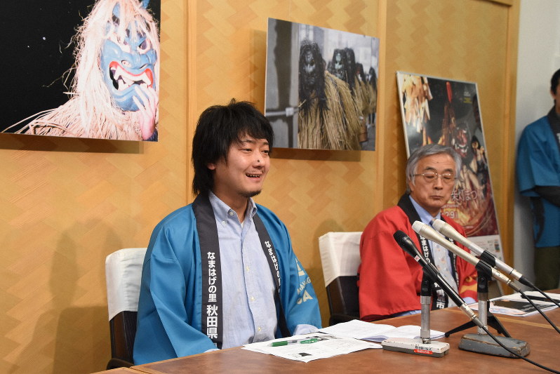 製作発表の記者会見で、映画への思いを語る佐藤快磨監督(左)=秋田県庁で2020年1月10日、川口峻撮影