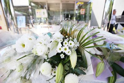 事件があった津久井やまゆり園に供えられた花束＝相模原市緑区で2019年7月26日、喜屋武真之介撮影