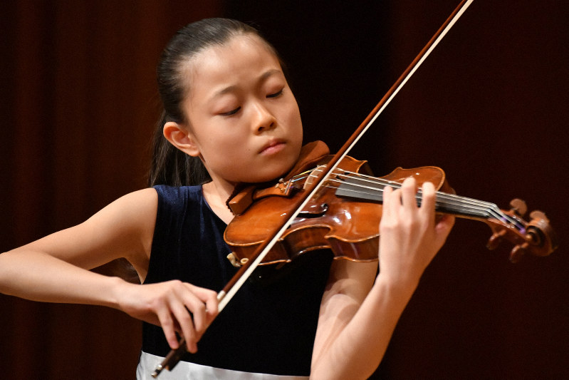 バイオリン小学校1位の小西さんらに賞状 学生音コン東京表彰式 | 毎日新聞