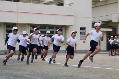 記録会に向け、体育の授業で持久走に挑戦する児童ら＝小名木川小で、五味香織撮影