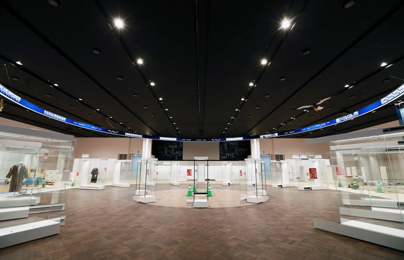 報道陣に公開されたウポポイにある国立アイヌ民族博物館の基本展示室=北海道白老町で2019年12月19日、貝塚太一撮影