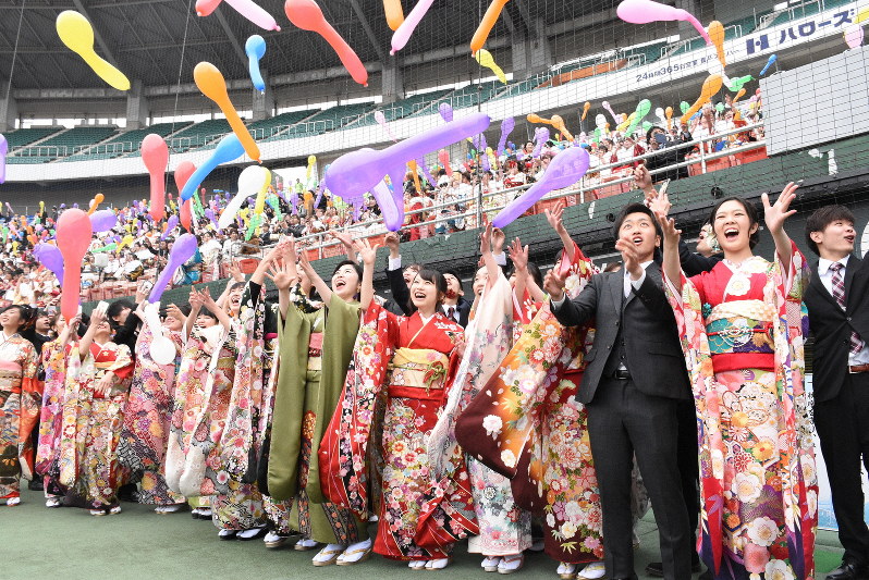各地で成人式 スーツや振り袖姿で祝う 写真特集 27 毎日新聞
