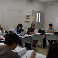 盈進中学高校ヒューマンライツ部の生徒らと被爆者証言の英訳について打ち合わせするＮＥＴ－ＧＴＡＳメンバーら＝菅沼舞撮影
