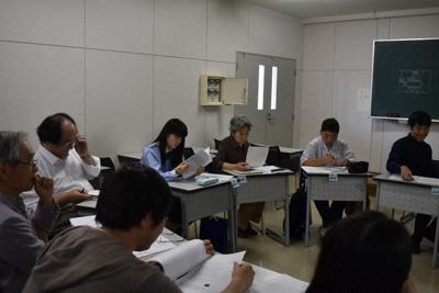 盈進中学高校ヒューマンライツ部の生徒らと被爆者証言の英訳について打ち合わせするＮＥＴ－ＧＴＡＳメンバーら＝菅沼舞撮影