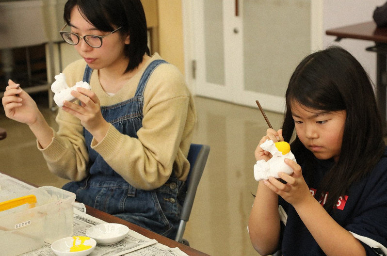 ネズミの置物に親子らが絵付け 浜田で体験教室 島根 毎日新聞