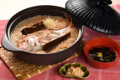 （左から時計回りに）鯛めし、アオサのおすまし、切り干しダイコンの漬物＝大阪市北区で、久保玲撮影