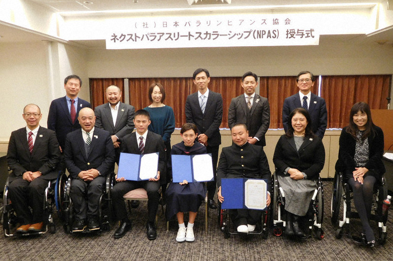 NPASの2020年度奨学生に選ばれた瀬戸勇次郎(前列左から3人目)、福田果音(同4人目)、川合雄大(同5人目)