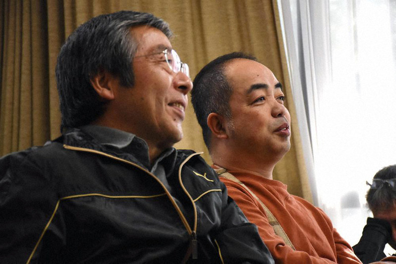 笑顔を見せる馬場覚さん(右)と甲斐研太郎さん=神戸市東灘区で2019年12月15日、中川祐一撮影