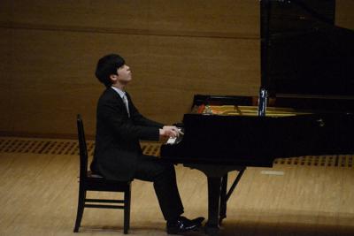 第７３回全日本学生音楽コンクール名古屋大会の入賞者記念演奏会でピアノを弾く神原雅治さん＝名古屋市中区の電気文化会館で、伊藤信司撮影