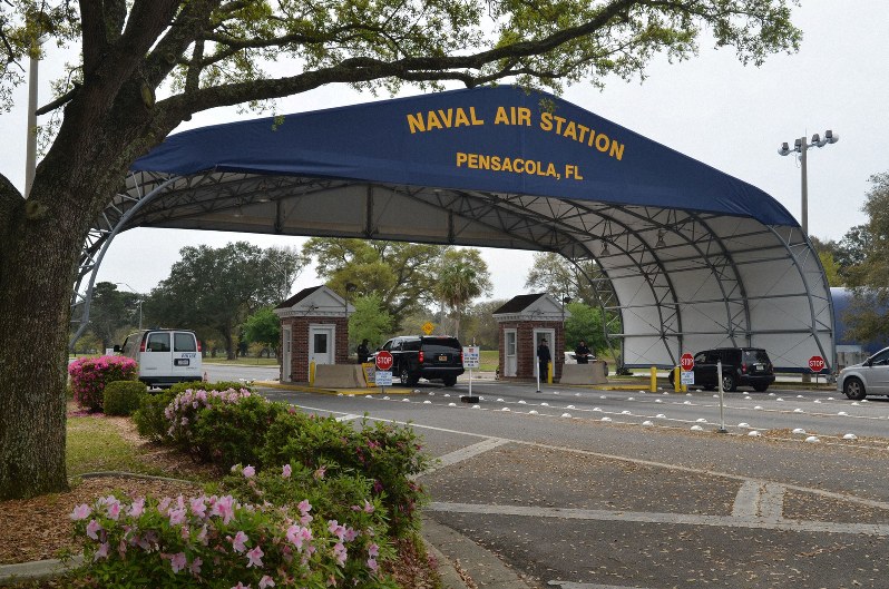 発砲事件のあった米南部フロリダ州ペンサコーラの米海軍航空基地=2016年3月、ロイター
