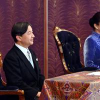 「講書始の儀」で講義を受けられる天皇、皇后両陛下＝皇居・宮殿「松の間」で2020年1月14日午前10時32分（代表撮影）