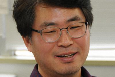 インタビューに答えるジョ・ヨンイルさん＝東京都千代田区で