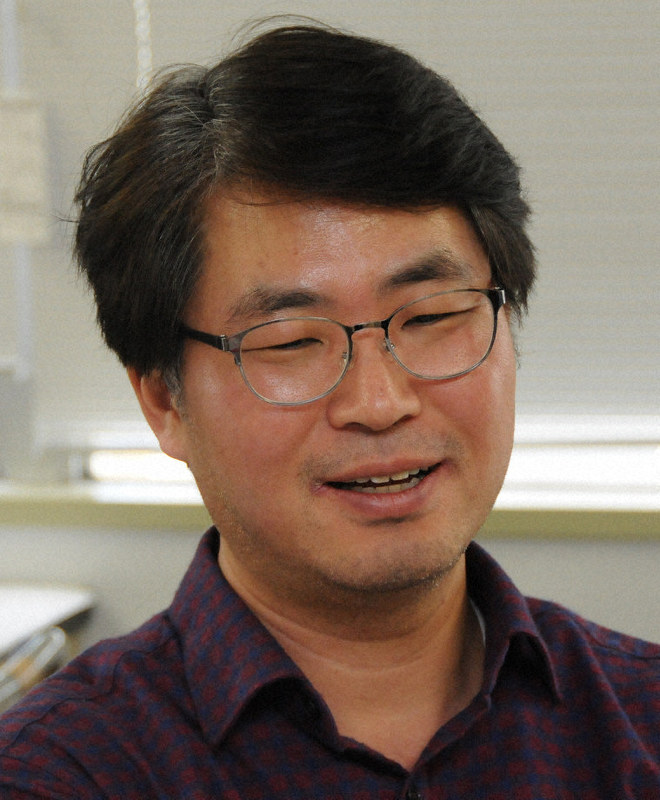 インタビューに答えるジョ・ヨンイルさん=東京都千代田区で
