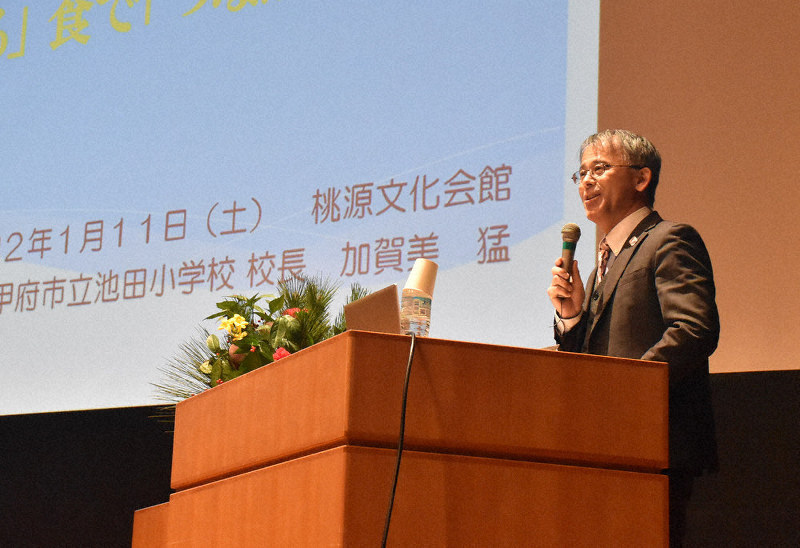 保護者や教諭らに食育の重要性を訴える甲府市立池田小の加賀美猛校長=山梨県南アルプス市で
