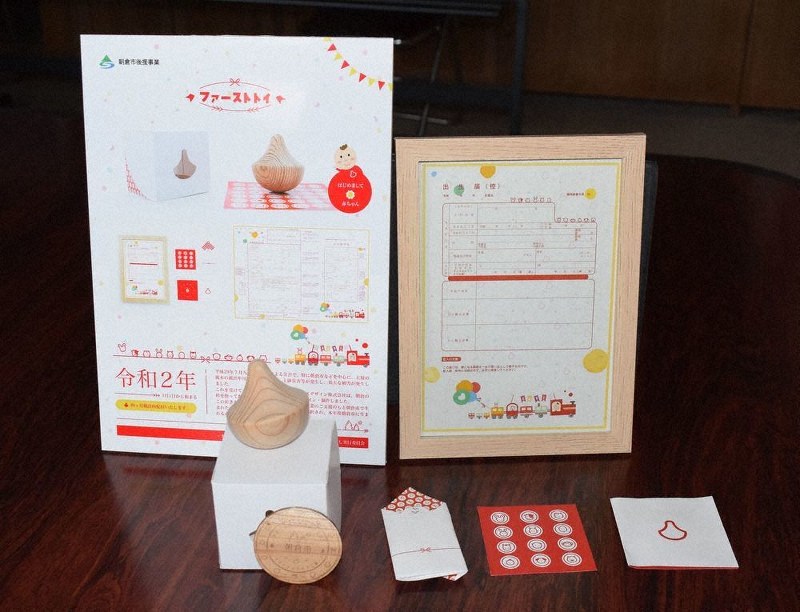 朝倉市で生まれた赤ちゃんに贈られる「あさくら杉おきあがりこぼし」のセット