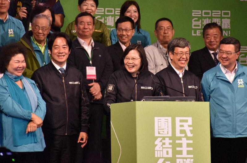 再選を決め、笑顔で演説する蔡英文総統(中央)。「中華民国台湾の成功によって全世界を感動させよう」と支持者らに呼びかけた=台北市の民進党本部前で11日夜、福岡静哉撮影