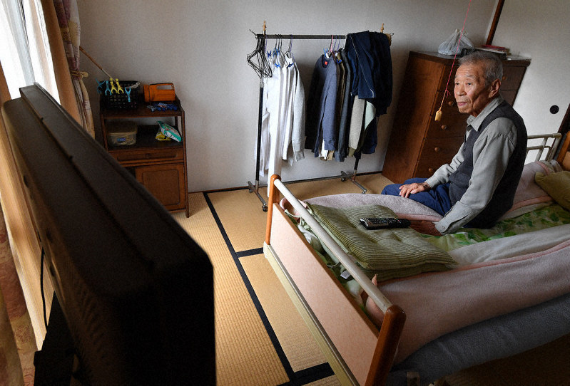 借り上げ復興住宅から転居し、市営住宅で1人暮らしをする坂上久さん=神戸市中央区で2020年1月11日、木葉健二撮影