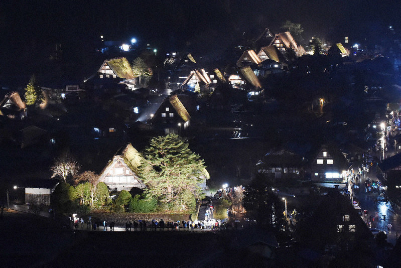 雨の白川郷 寂しげ 岐阜 毎日新聞