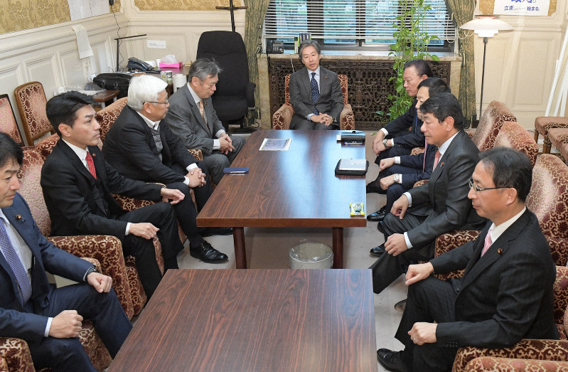 野党国対委員長の会合であいさつする立憲民主党の安住淳国対委員長(中央)=国会内で2020年1月15日午前10時3分、川田雅浩撮影