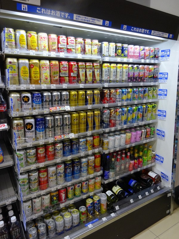 コンビニエンスストアの酒売り場=東京都港区で2020年1月9日、本橋敦子撮影