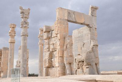 ペルシャ帝国の都ペルセポリスの遺跡＝イラン南部シラーズ郊外で2011年、鵜塚健撮影