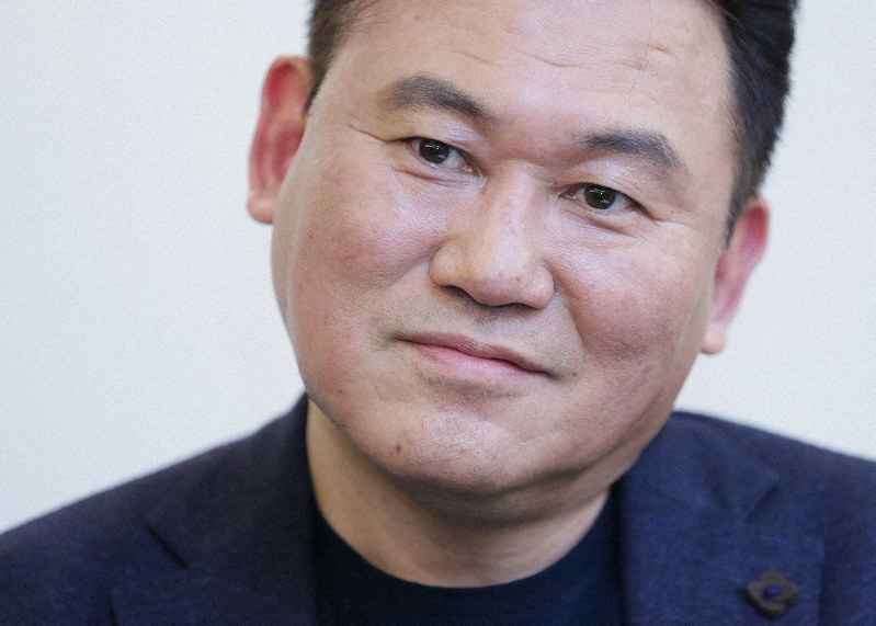 インタビューに答える楽天の三木谷浩史会長兼社長=吉田航太撮影