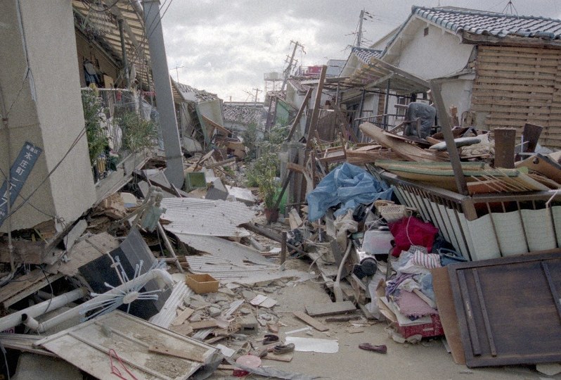 激しい揺れで倒壊、1階部分が押し潰された建物が多くあった=神戸市東灘区本庄町で1995年2月1日、船津健一撮影